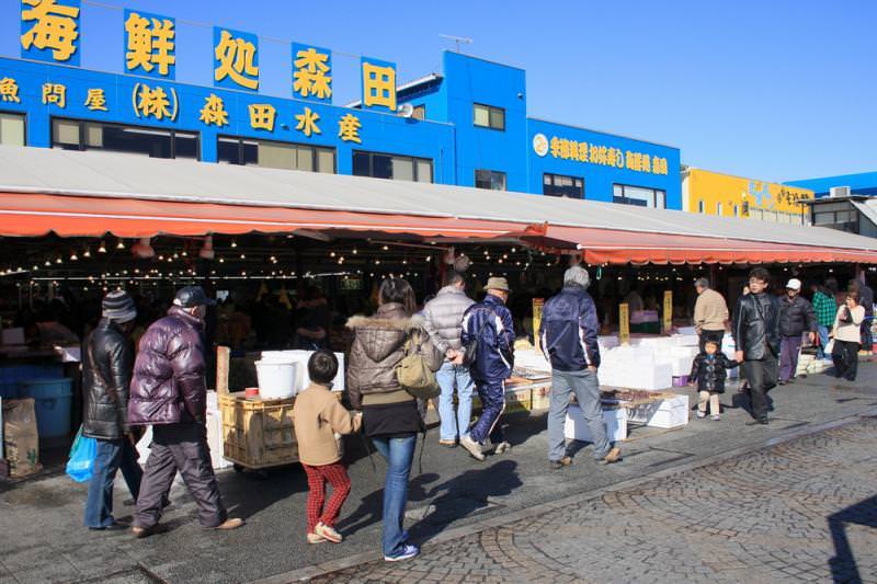 鮮魚店や水産加工品店などが軒を連ね、たくさんの人で大賑わい。