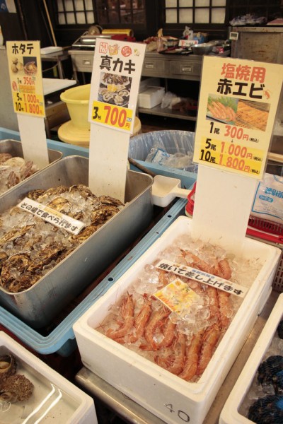 その場で食べられる真カキ。赤エビは買ったその場で焼いてくれます。