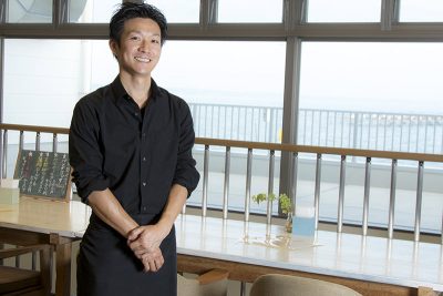かすみキッチンの料理を一手に任されるシェフ梅津さん!地元の食材を活かし切ります。